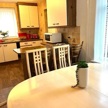 Spacious 3 Bedroom House - Sleeps 5 Manchester Exterior photo