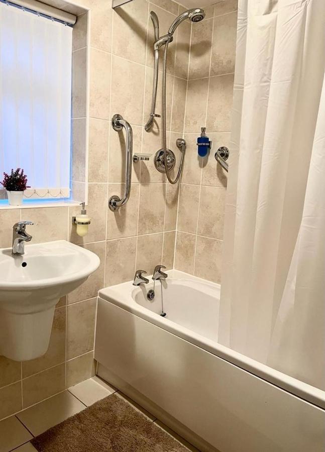 Spacious 3 Bedroom House - Sleeps 5 Apartment Manchester